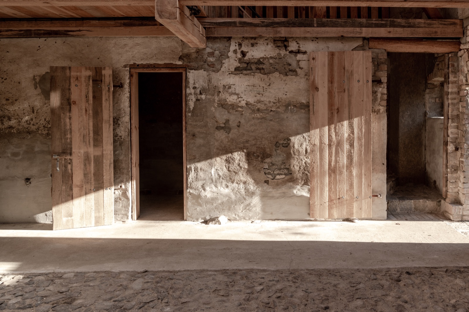 Alte Holztüren an der Scheunenwand