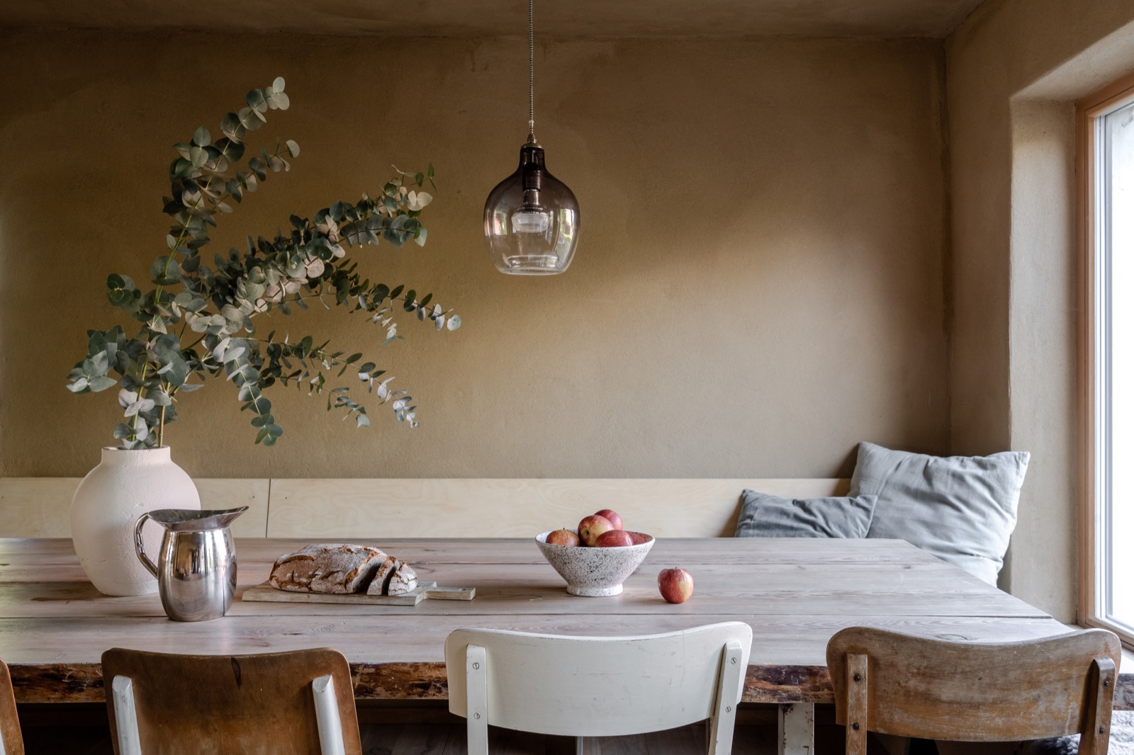 Esstisch mit Vase und Sitzbank