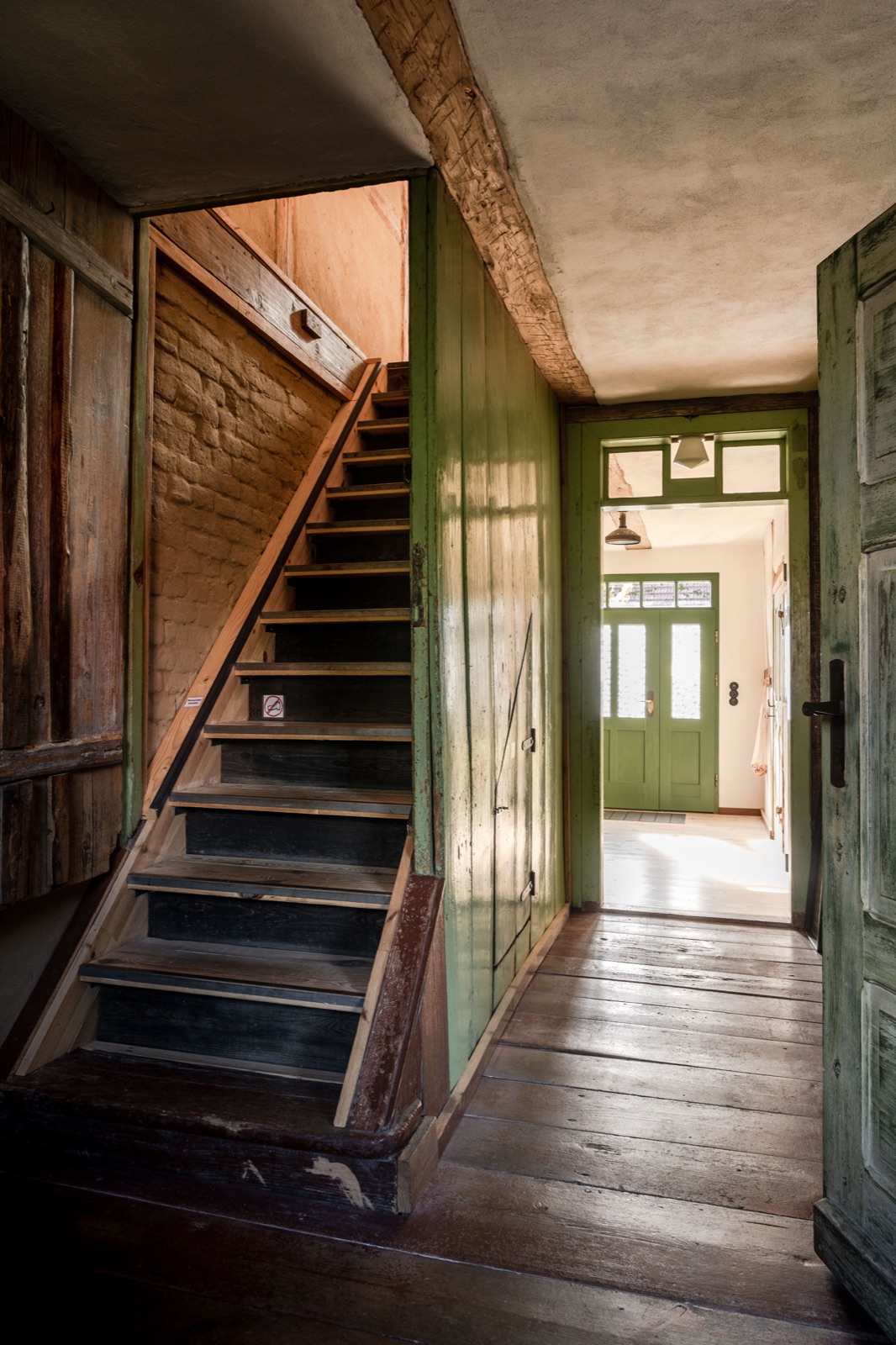 Holztreppe und Flur im Landhaus