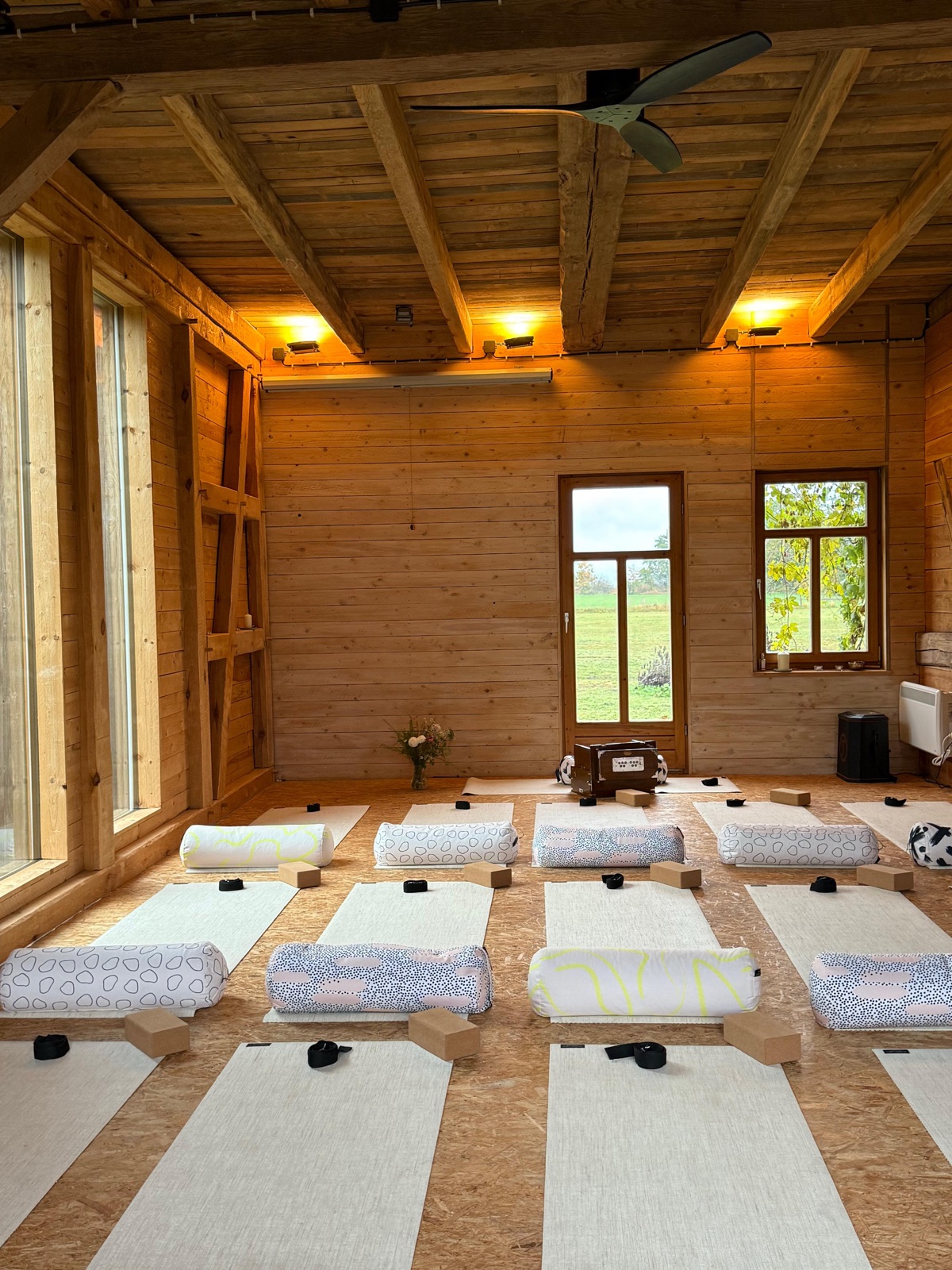 Yogamatten im Seminarraum der Scheune