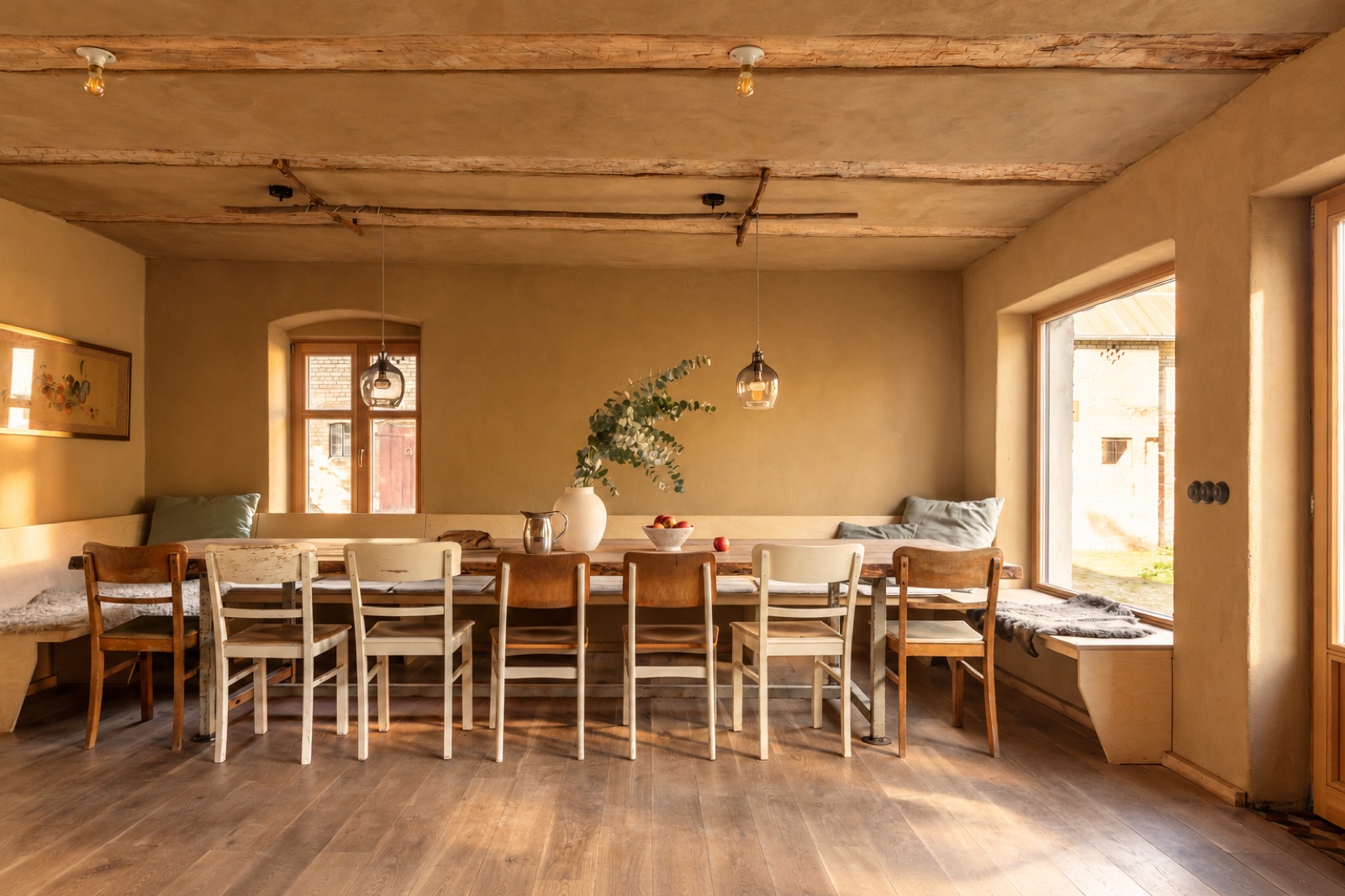 Langer Tisch im Essbereich des Haupthauses