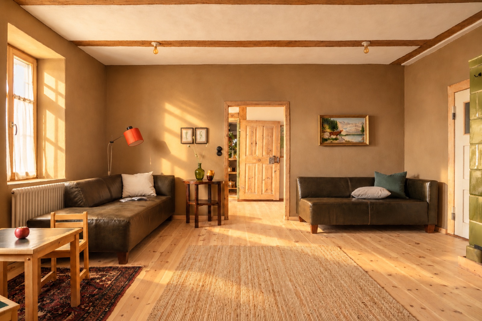 Wohnraum mit Sofas und warmem Licht