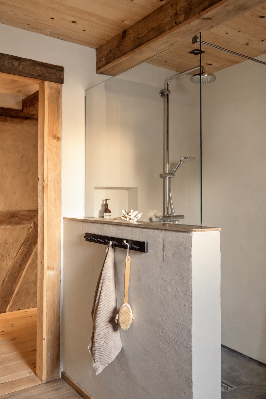 Dusche mit Holzdecke und natürlichen Materialien