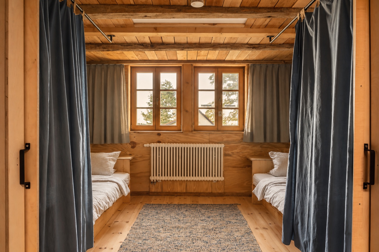 Schlafzimmer mit ruhiger, warmer Atmosphäre
