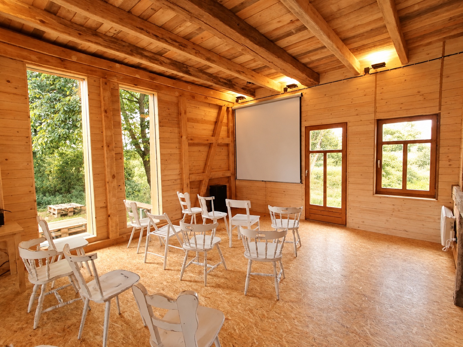 Seminarraum mit Stühlen und Leinwand