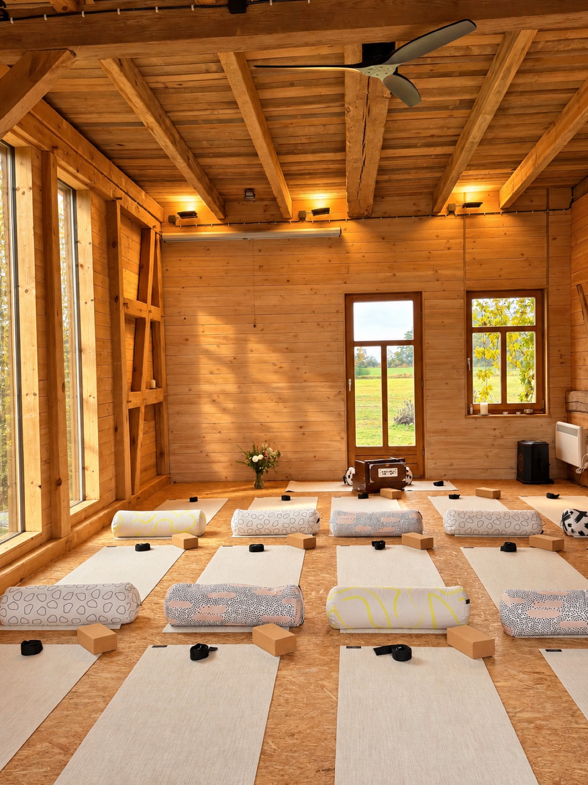 Vorbereitete Yogamatten im Seminarraum